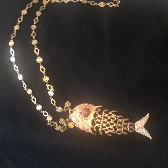 Bold and striking fish statement necklace - Picture 1 of 7